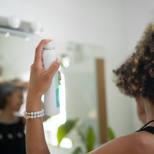 <a href="https://br.freepik.com/fotos-gratis/mulher-de-vista-lateral-usando-shampoo-seco_60041432.htm">Imagem de freepik</a>